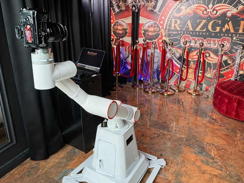 Glambot — роборука с камерой на мероприятии